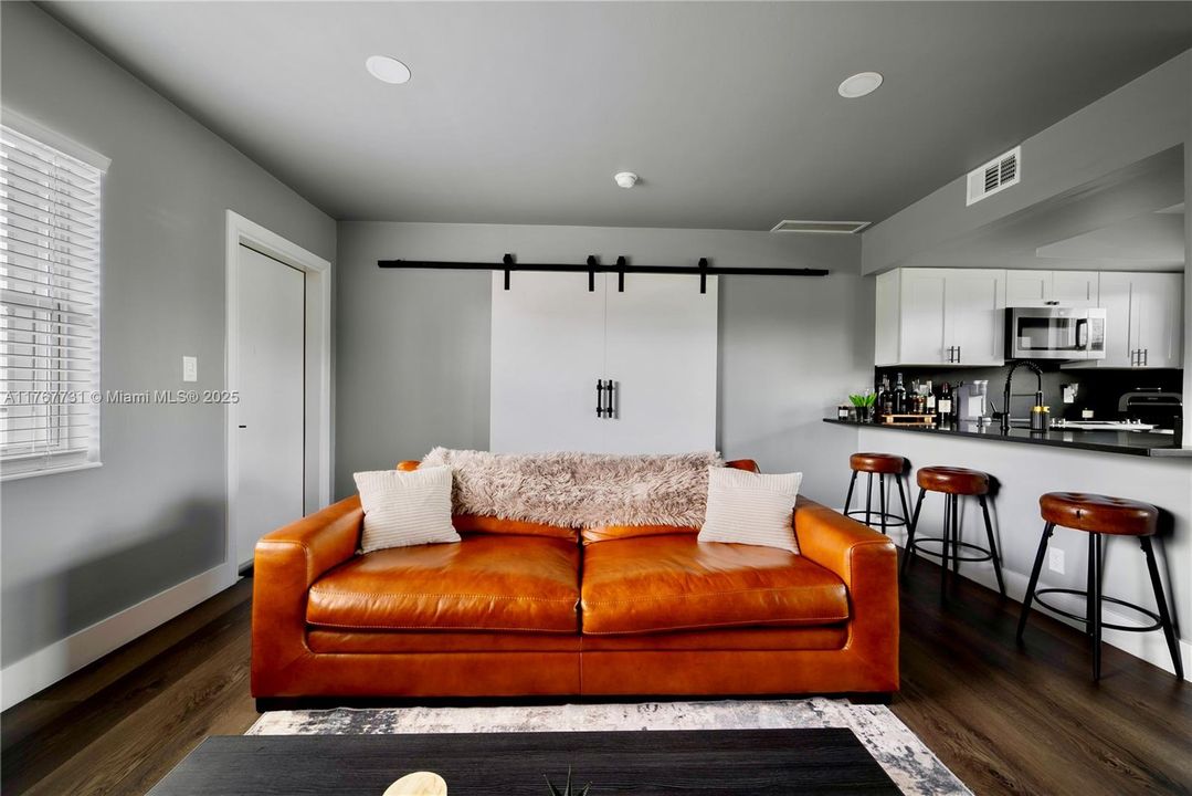 For Sale: $208,000 (1 beds, 1 baths, 580 Square Feet)