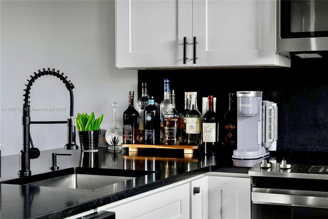 For Sale: $208,000 (1 beds, 1 baths, 580 Square Feet)