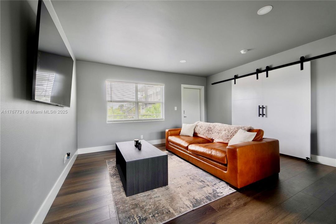 For Sale: $208,000 (1 beds, 1 baths, 580 Square Feet)