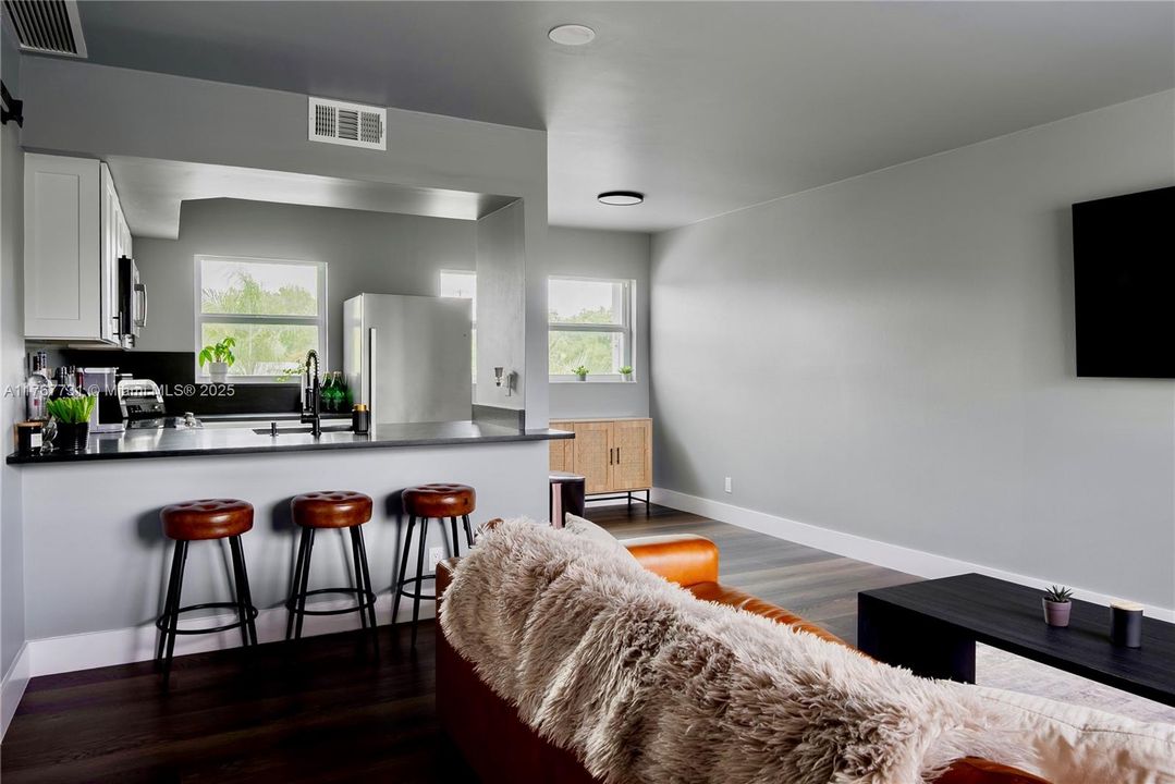 For Sale: $208,000 (1 beds, 1 baths, 580 Square Feet)