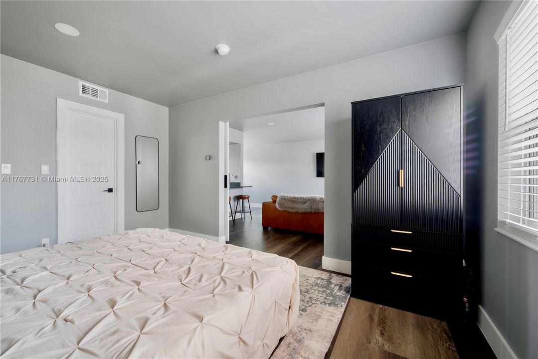 For Sale: $208,000 (1 beds, 1 baths, 580 Square Feet)