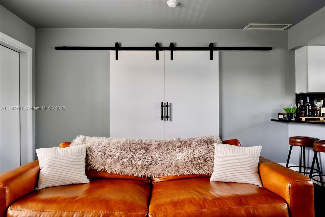 For Sale: $208,000 (1 beds, 1 baths, 580 Square Feet)