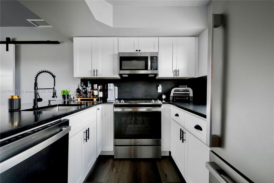 For Sale: $208,000 (1 beds, 1 baths, 580 Square Feet)