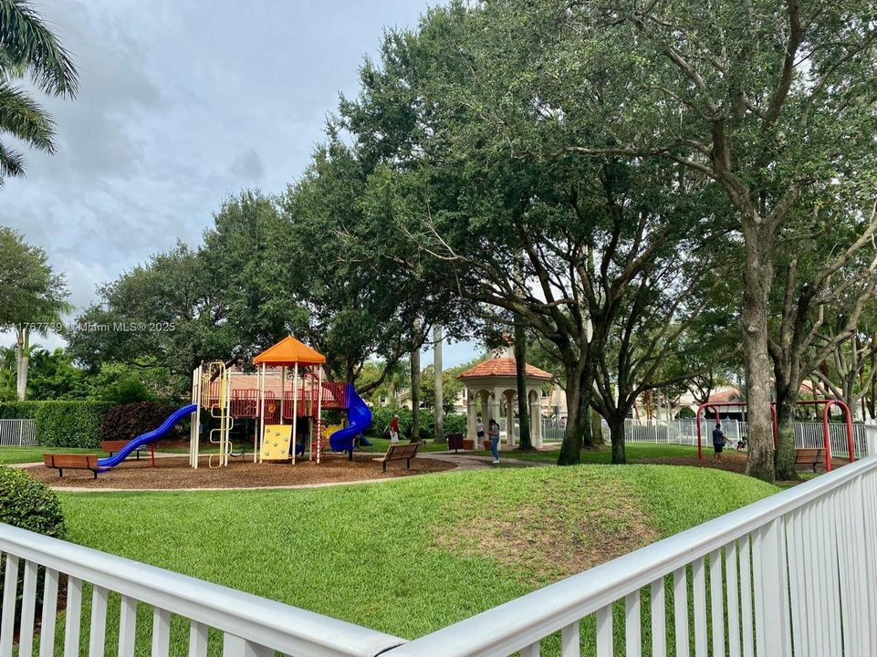 最近租的: $3,499 (3 贝兹, 3 浴室, 1694 平方英尺)