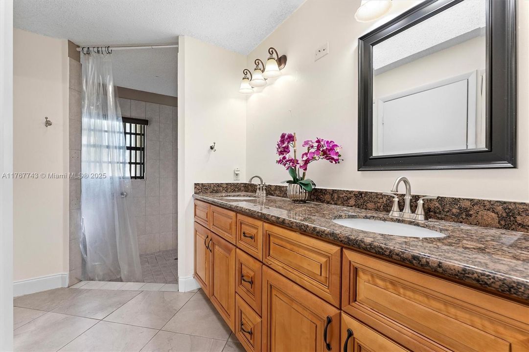 Recently Sold: $625,000 (4 beds, 2 baths, 2226 Square Feet)