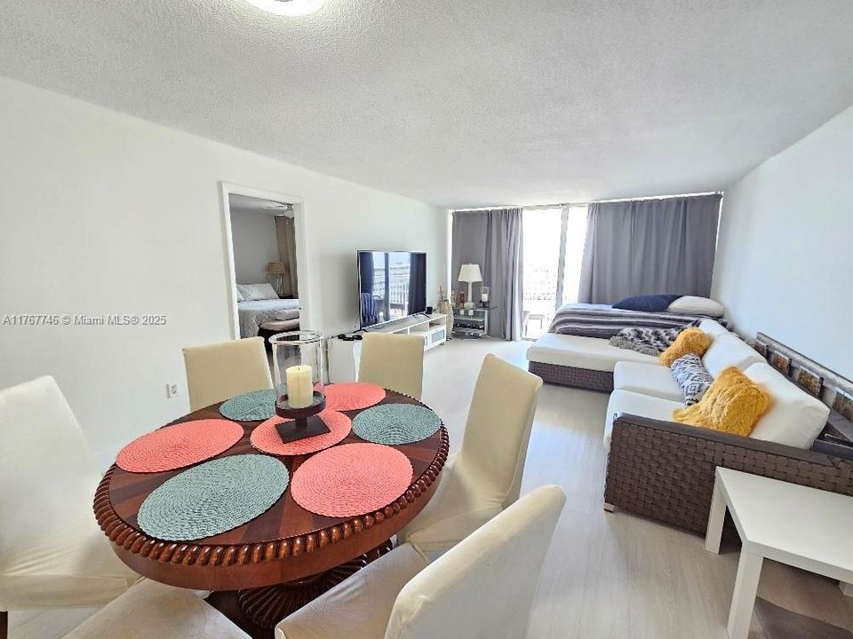 待售: $193,500 (1 贝兹, 1 浴室, 1005 平方英尺)