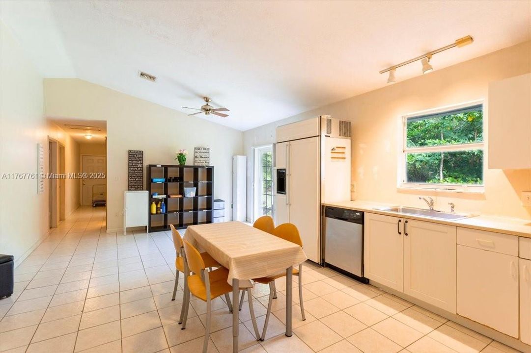 Recently Sold: $749,000 (3 beds, 2 baths, 1470 Square Feet)