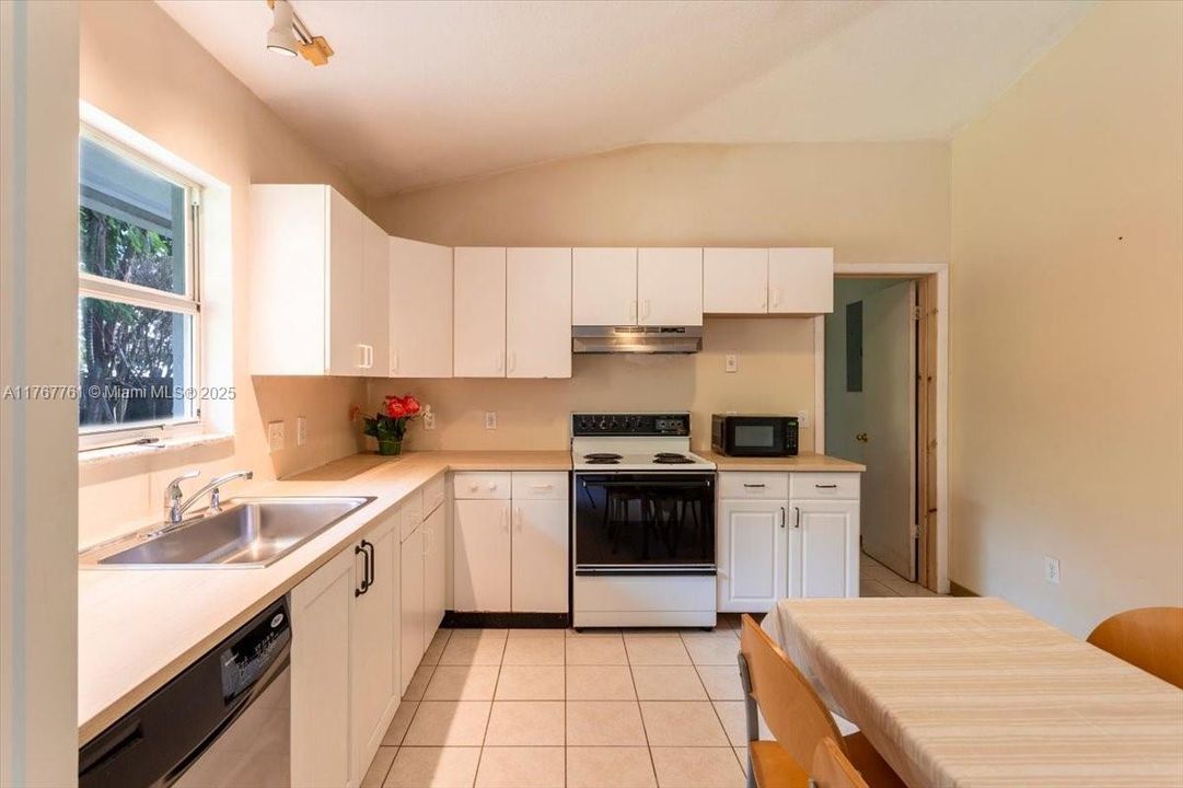 Recently Sold: $749,000 (3 beds, 2 baths, 1470 Square Feet)