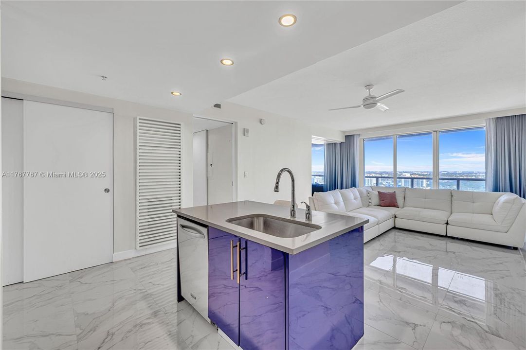 最近售出: $950,000 (2 贝兹, 2 浴室, 1176 平方英尺)