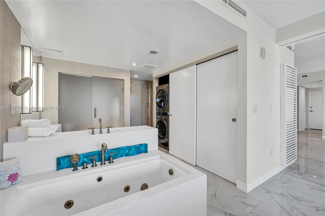 最近售出: $950,000 (2 贝兹, 2 浴室, 1176 平方英尺)