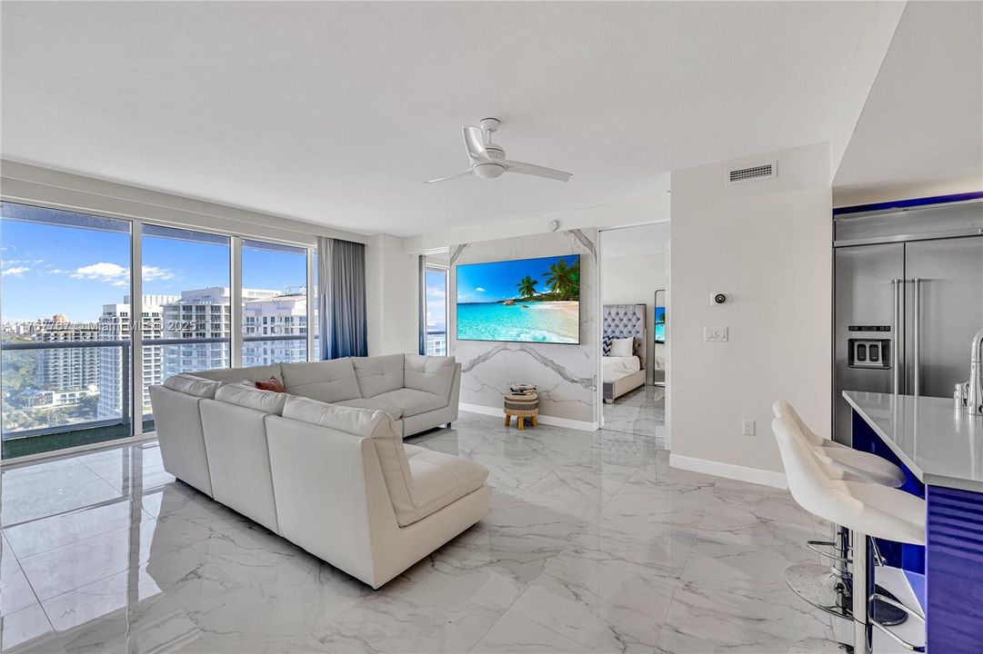 最近售出: $950,000 (2 贝兹, 2 浴室, 1176 平方英尺)