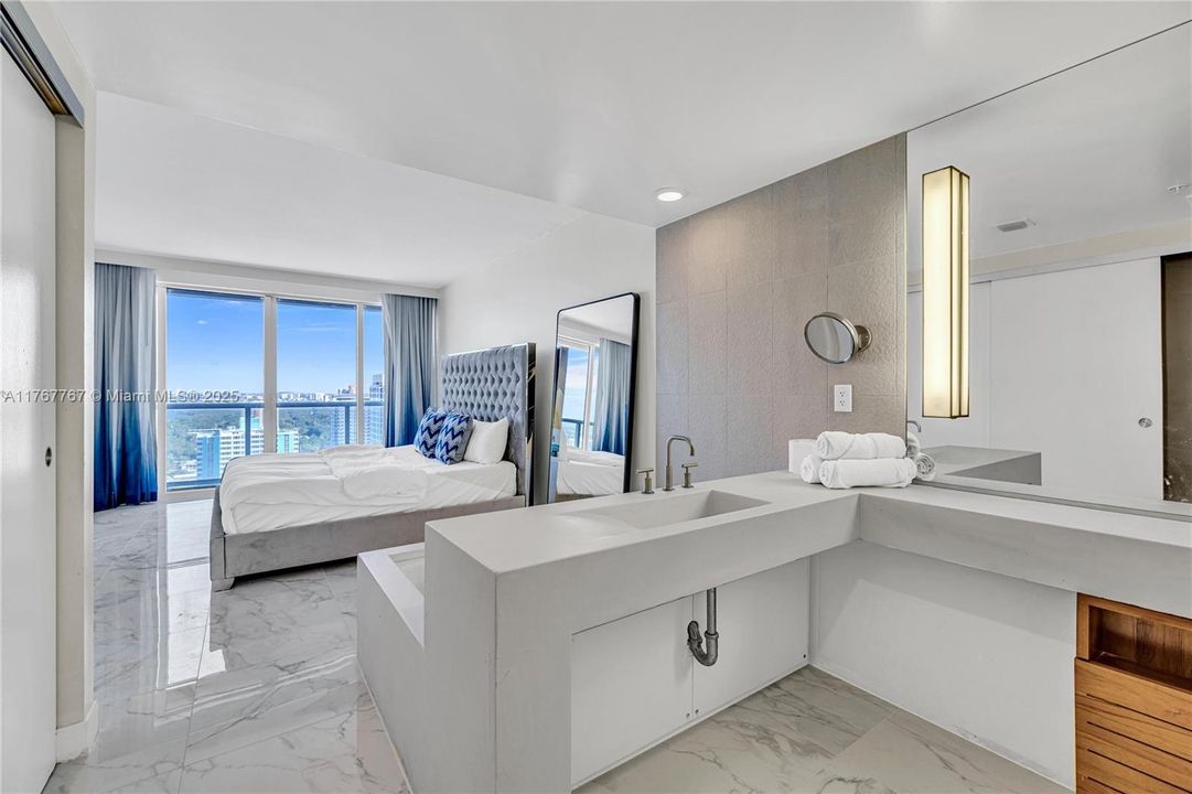 最近售出: $950,000 (2 贝兹, 2 浴室, 1176 平方英尺)