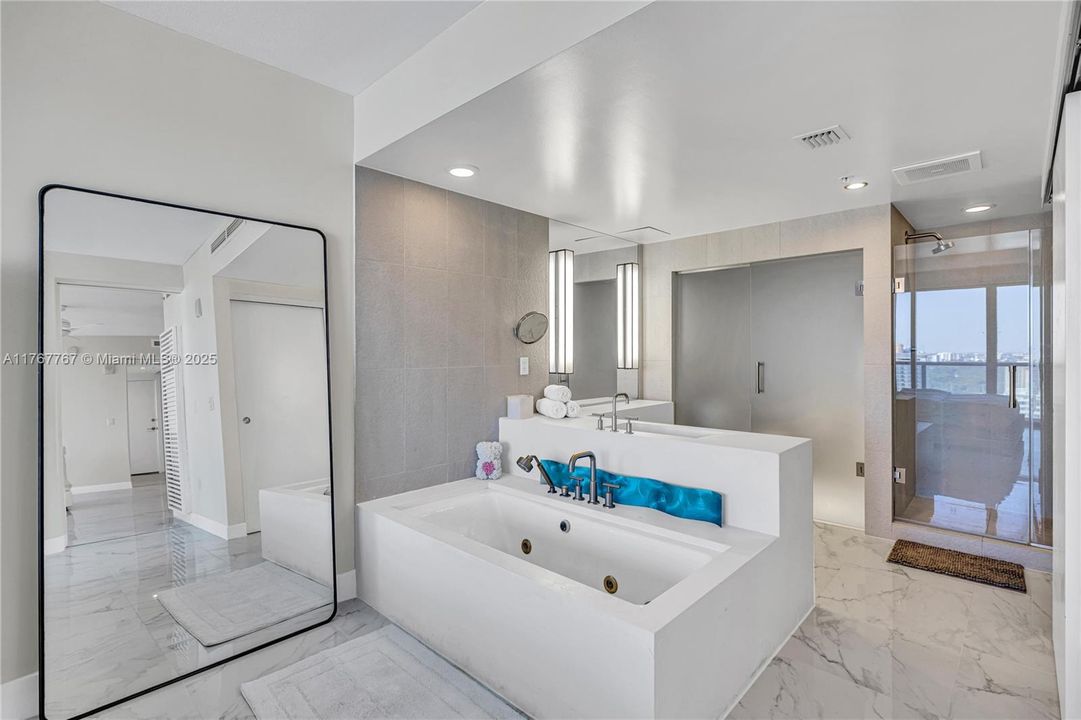 最近售出: $950,000 (2 贝兹, 2 浴室, 1176 平方英尺)