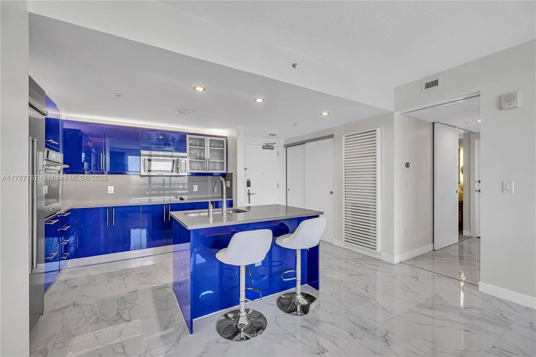 最近售出: $950,000 (2 贝兹, 2 浴室, 1176 平方英尺)