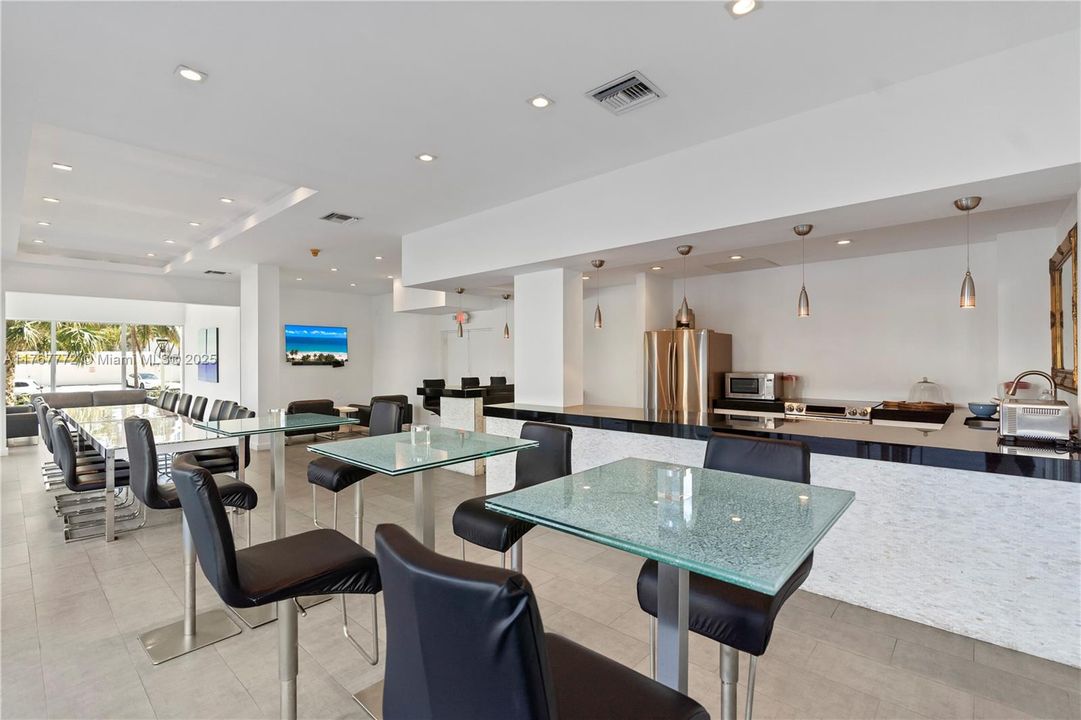 Недавно продано: $665,000 (2 спален, 2 ванн, 1100 Квадратных фут)