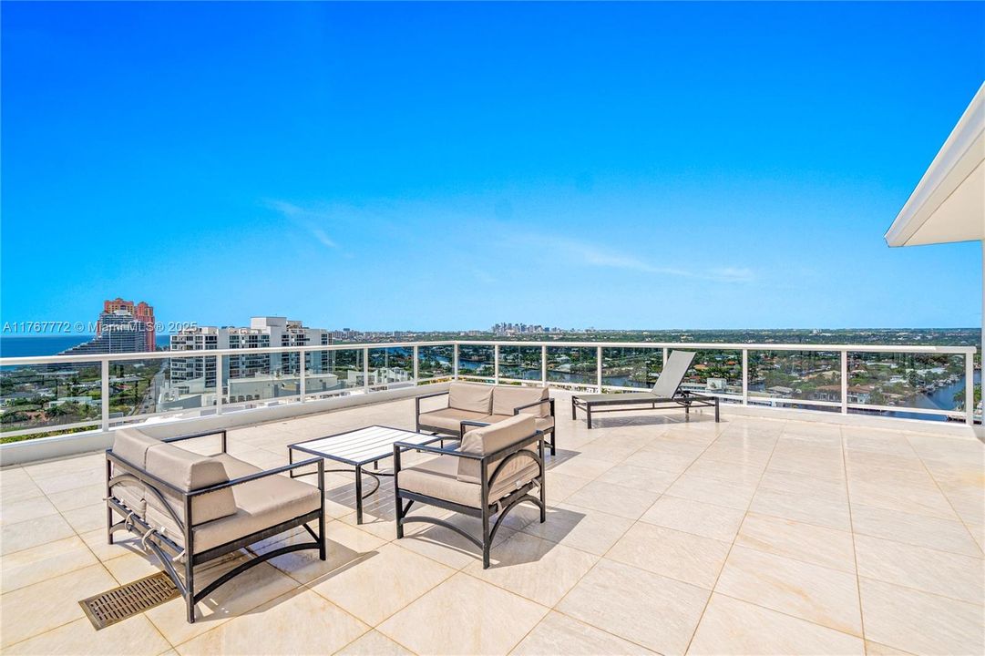 Недавно продано: $665,000 (2 спален, 2 ванн, 1100 Квадратных фут)