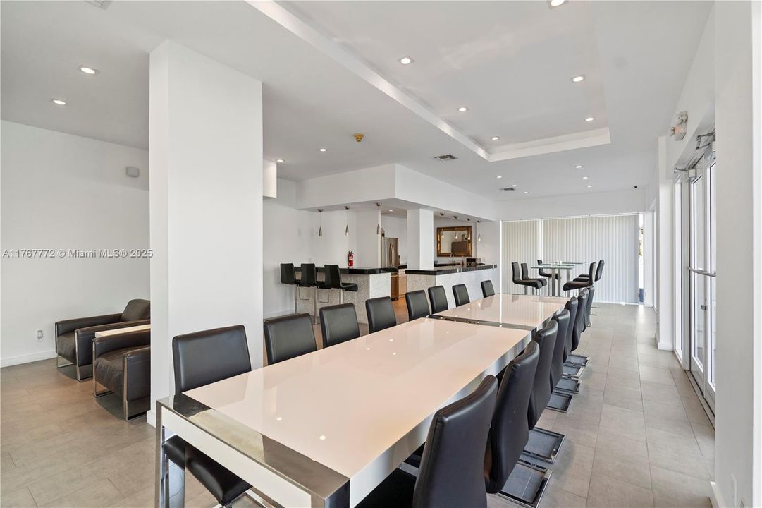 Недавно продано: $665,000 (2 спален, 2 ванн, 1100 Квадратных фут)