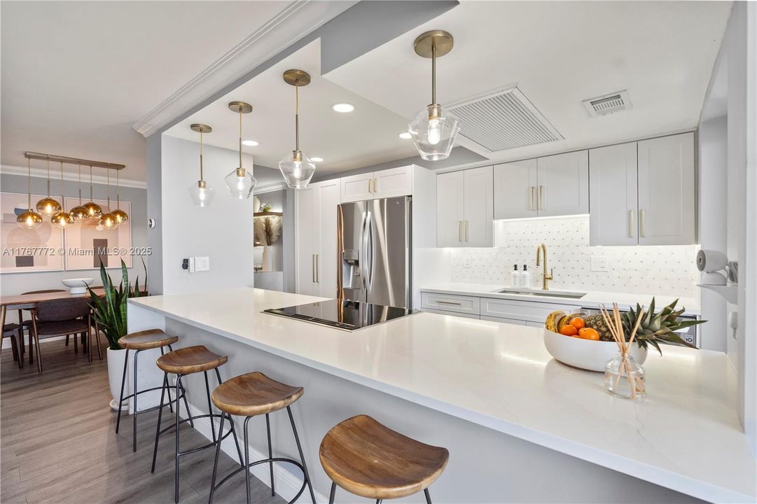 Недавно продано: $665,000 (2 спален, 2 ванн, 1100 Квадратных фут)