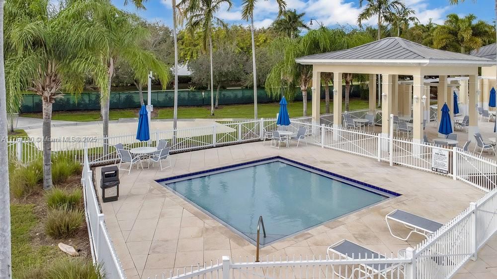 最近售出: $399,000 (3 贝兹, 2 浴室, 1566 平方英尺)