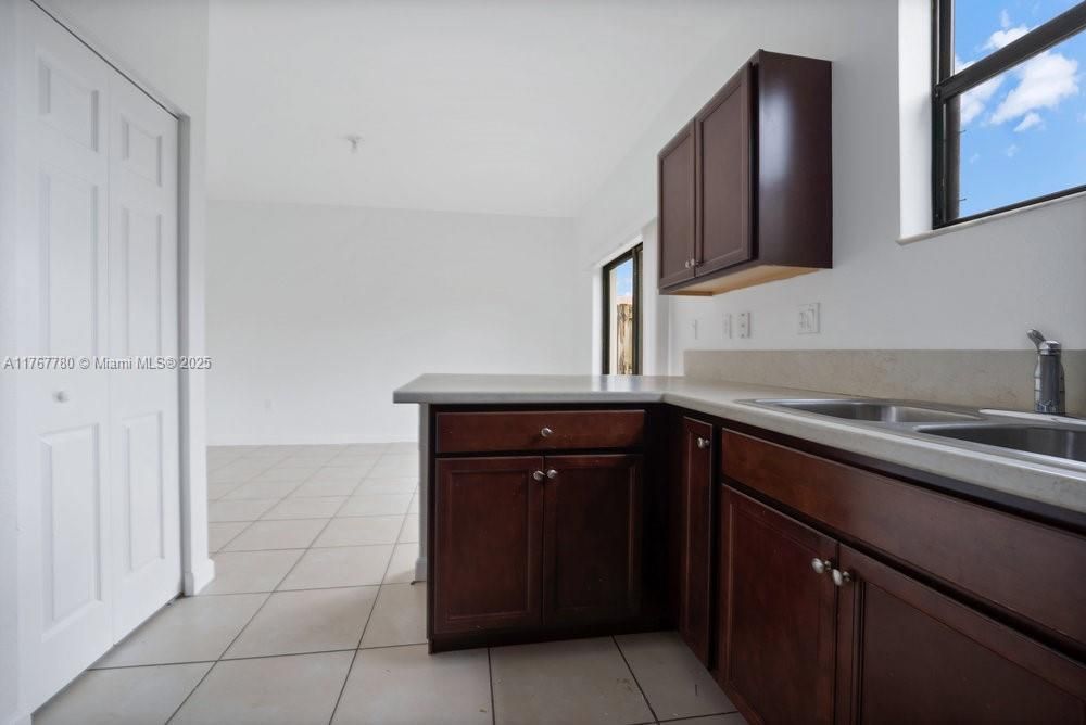 最近售出: $399,000 (3 贝兹, 2 浴室, 1566 平方英尺)