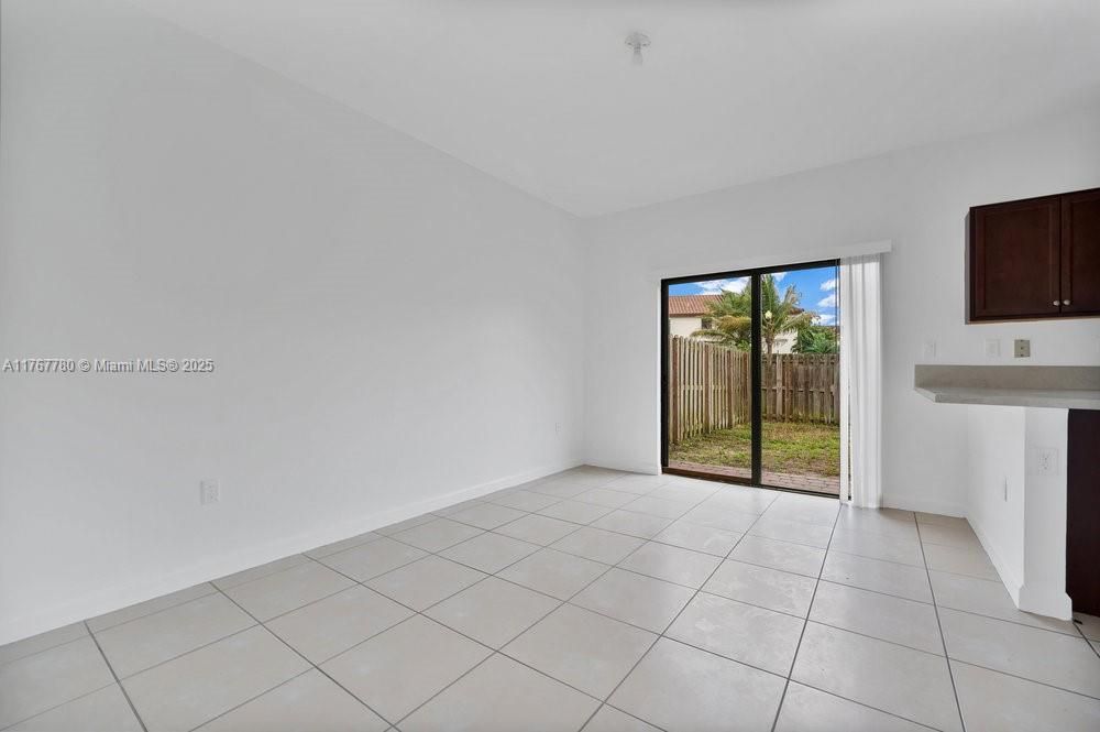 最近售出: $399,000 (3 贝兹, 2 浴室, 1566 平方英尺)