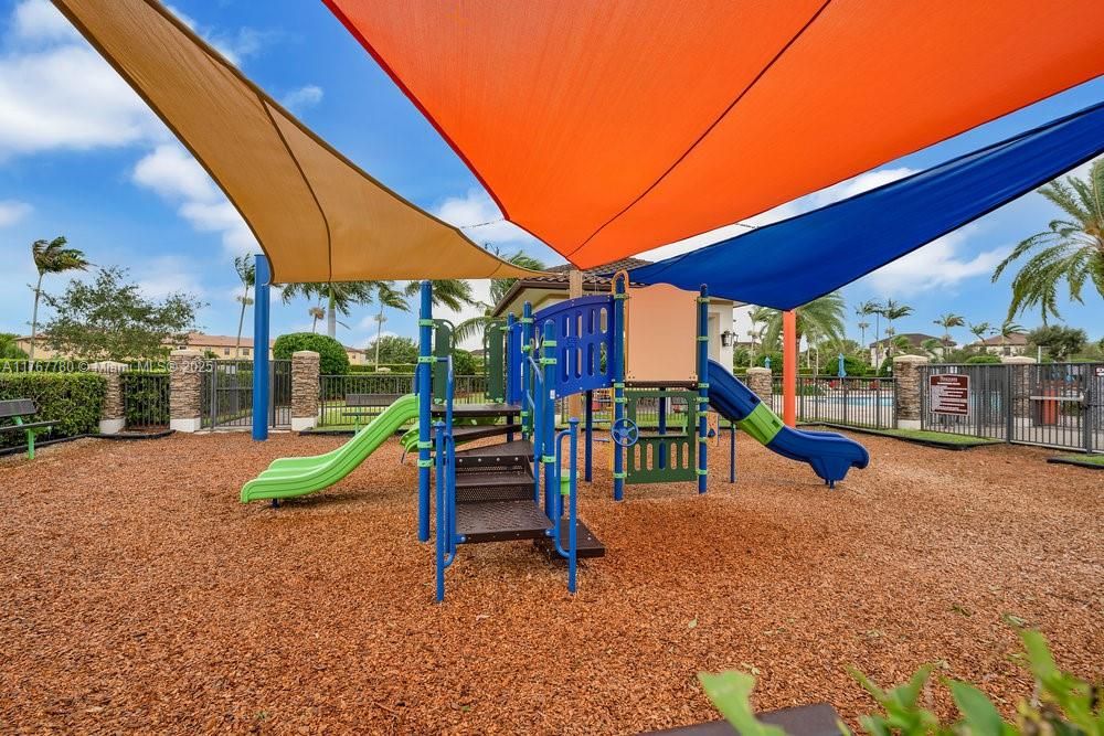 最近售出: $399,000 (3 贝兹, 2 浴室, 1566 平方英尺)