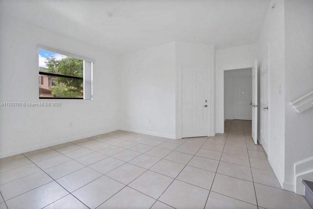 最近售出: $399,000 (3 贝兹, 2 浴室, 1566 平方英尺)