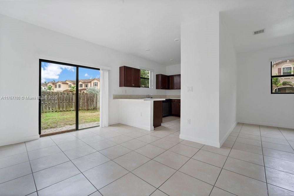 最近售出: $399,000 (3 贝兹, 2 浴室, 1566 平方英尺)