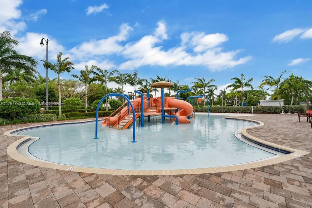 最近售出: $399,000 (3 贝兹, 2 浴室, 1566 平方英尺)