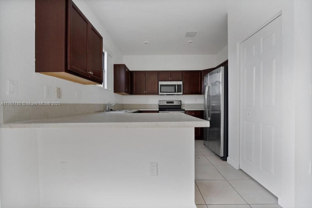 最近售出: $399,000 (3 贝兹, 2 浴室, 1566 平方英尺)