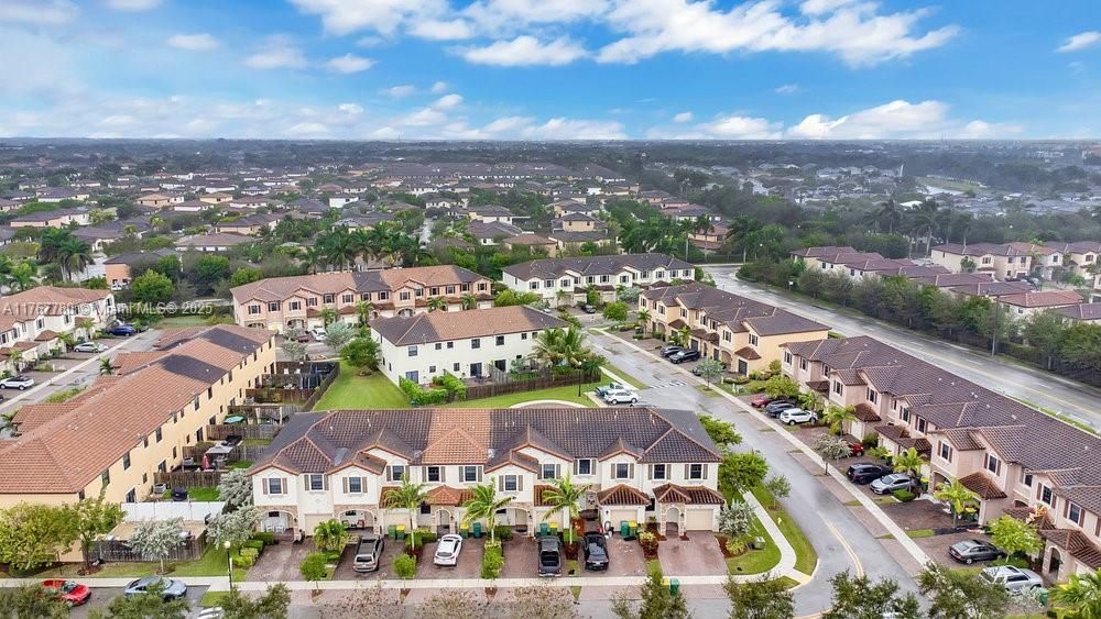 最近售出: $399,000 (3 贝兹, 2 浴室, 1566 平方英尺)