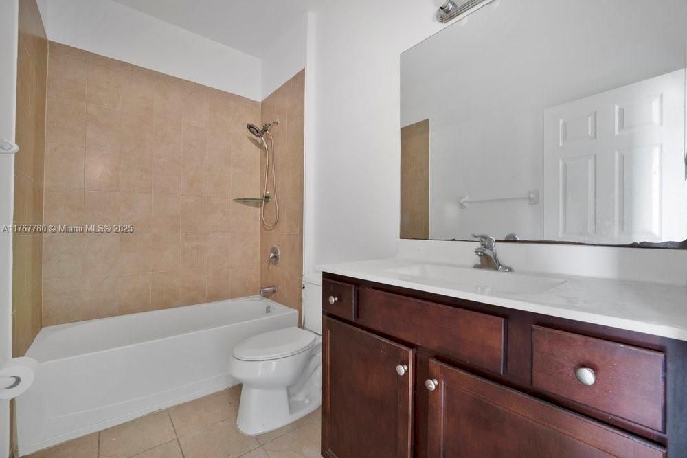 最近售出: $399,000 (3 贝兹, 2 浴室, 1566 平方英尺)