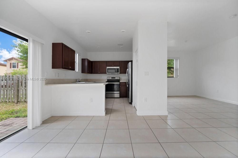 最近售出: $399,000 (3 贝兹, 2 浴室, 1566 平方英尺)