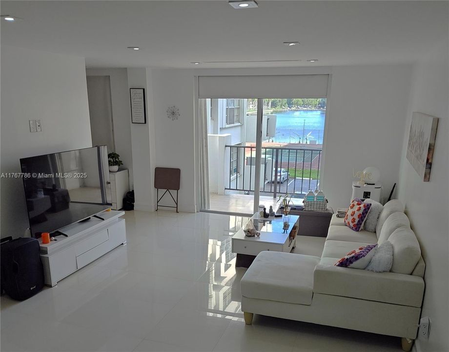 待售: $208,000 (1 贝兹, 1 浴室, 766 平方英尺)