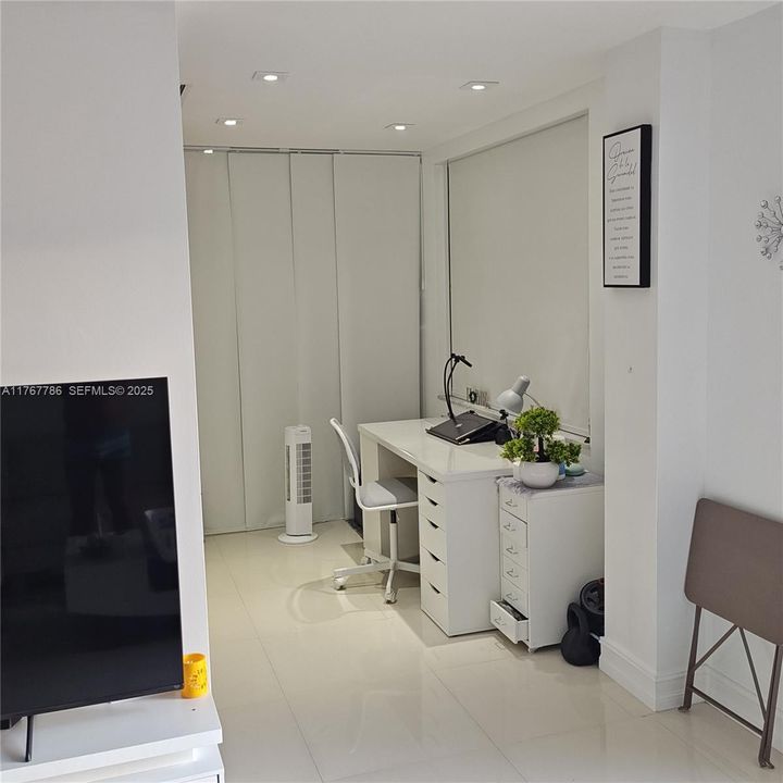 For Sale: $208,000 (1 beds, 1 baths, 766 Square Feet)