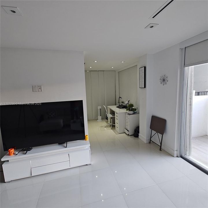 待售: $208,000 (1 贝兹, 1 浴室, 766 平方英尺)