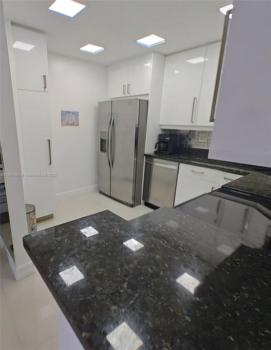 待售: $208,000 (1 贝兹, 1 浴室, 766 平方英尺)