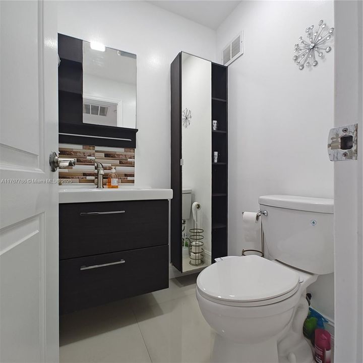 待售: $208,000 (1 贝兹, 1 浴室, 766 平方英尺)