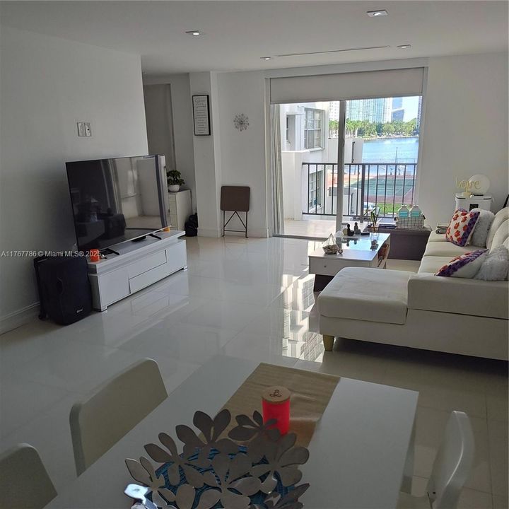 待售: $208,000 (1 贝兹, 1 浴室, 766 平方英尺)