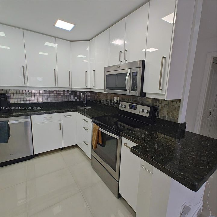 待售: $208,000 (1 贝兹, 1 浴室, 766 平方英尺)