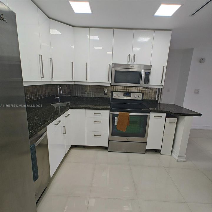 待售: $208,000 (1 贝兹, 1 浴室, 766 平方英尺)