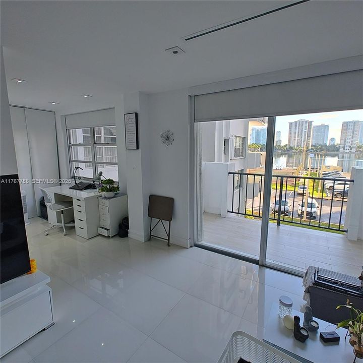 For Sale: $208,000 (1 beds, 1 baths, 766 Square Feet)