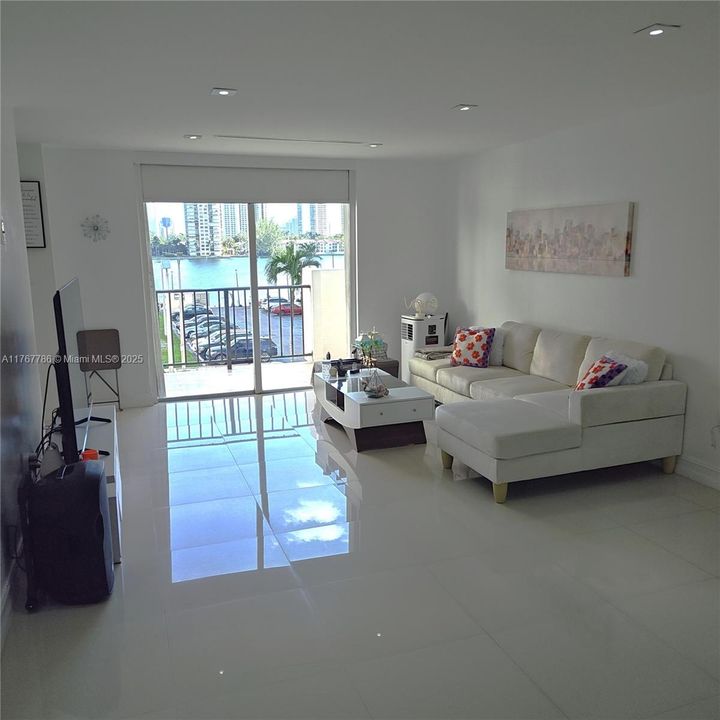 待售: $208,000 (1 贝兹, 1 浴室, 766 平方英尺)