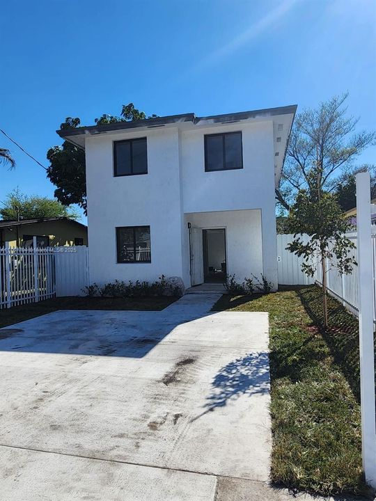 Недавно продано: $499,999 (4 спален, 3 ванн, 420 Квадратных фут)