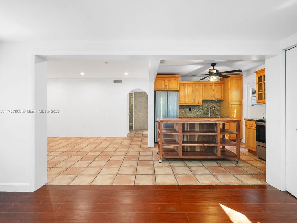 Recently Sold: $720,000 (2 beds, 1 baths, 756 Square Feet)