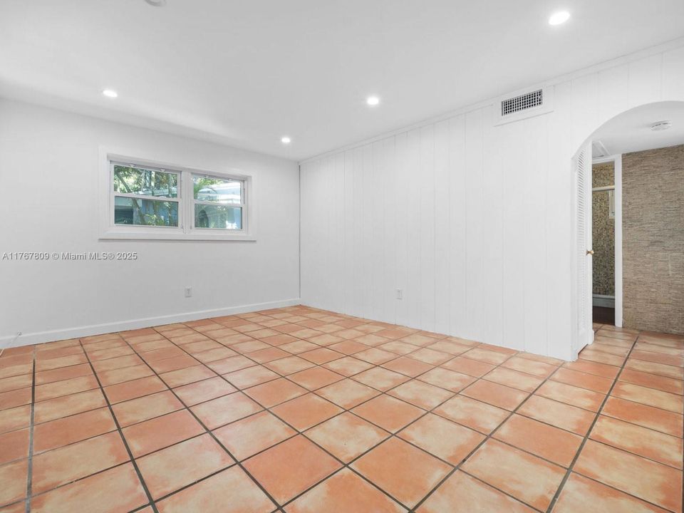 Recently Sold: $720,000 (2 beds, 1 baths, 756 Square Feet)