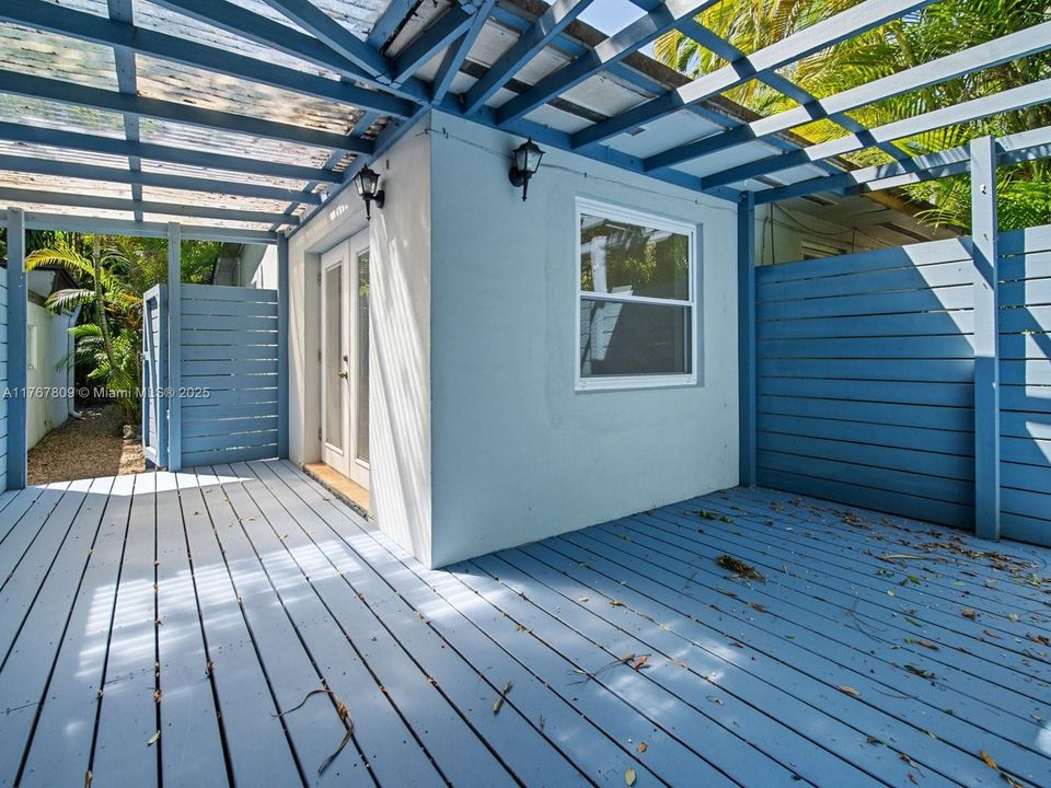 Recently Sold: $720,000 (2 beds, 1 baths, 756 Square Feet)