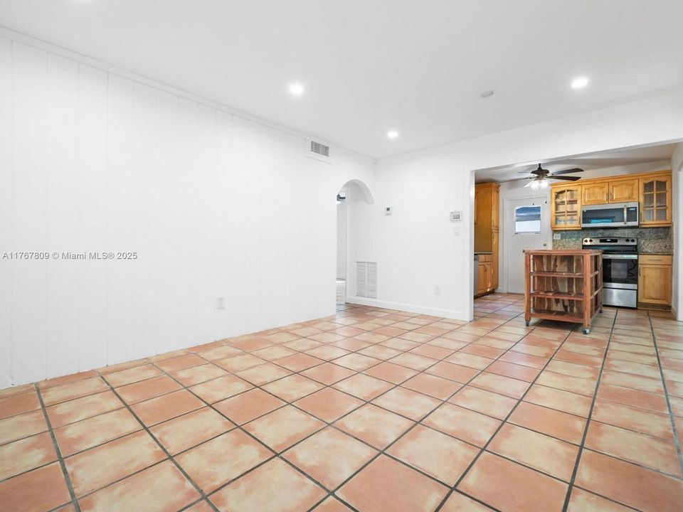 Recently Sold: $720,000 (2 beds, 1 baths, 756 Square Feet)