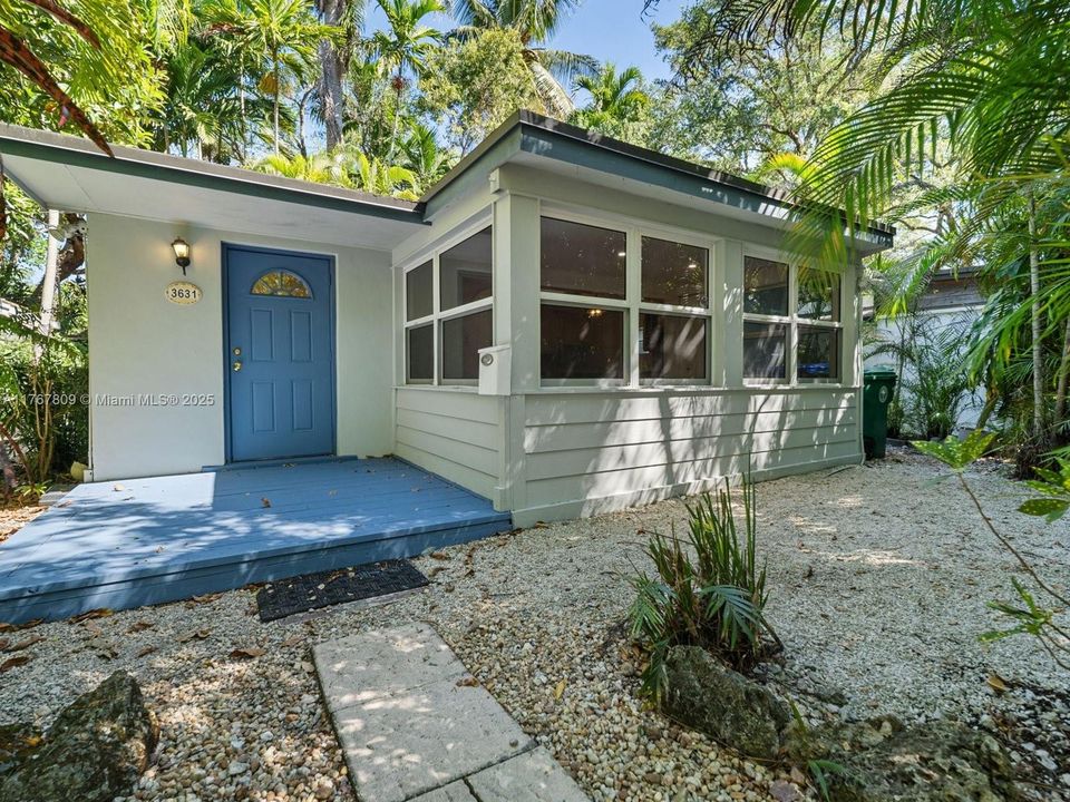 Recently Sold: $720,000 (2 beds, 1 baths, 756 Square Feet)