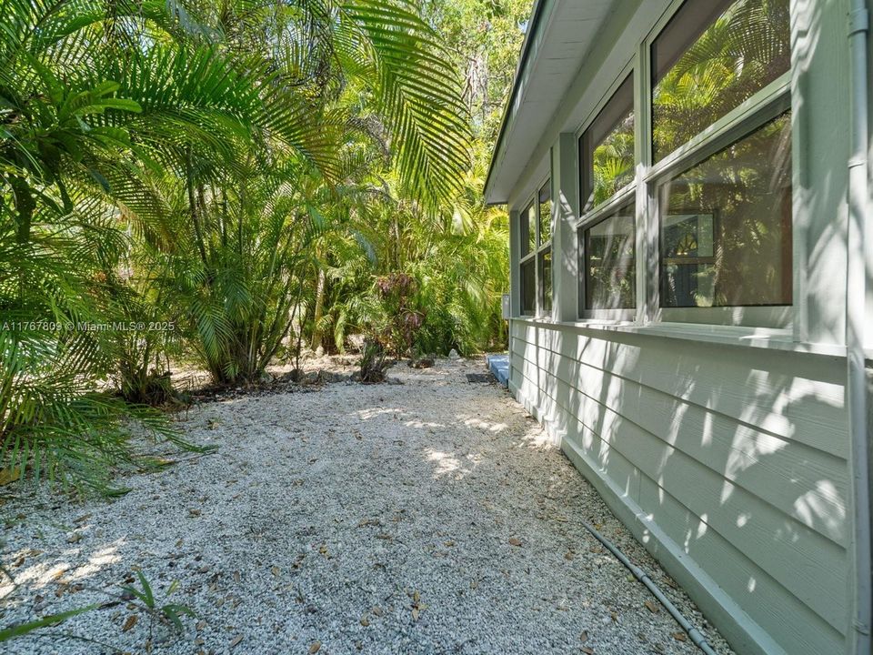 Recently Sold: $720,000 (2 beds, 1 baths, 756 Square Feet)